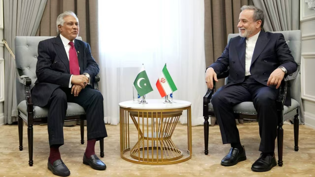 پاکستان اور ایران کے وزرائے خارجہ کی ملاقات، علاقائی اور بین الاقوامی صورتحال پر تبادلۂ خیال
